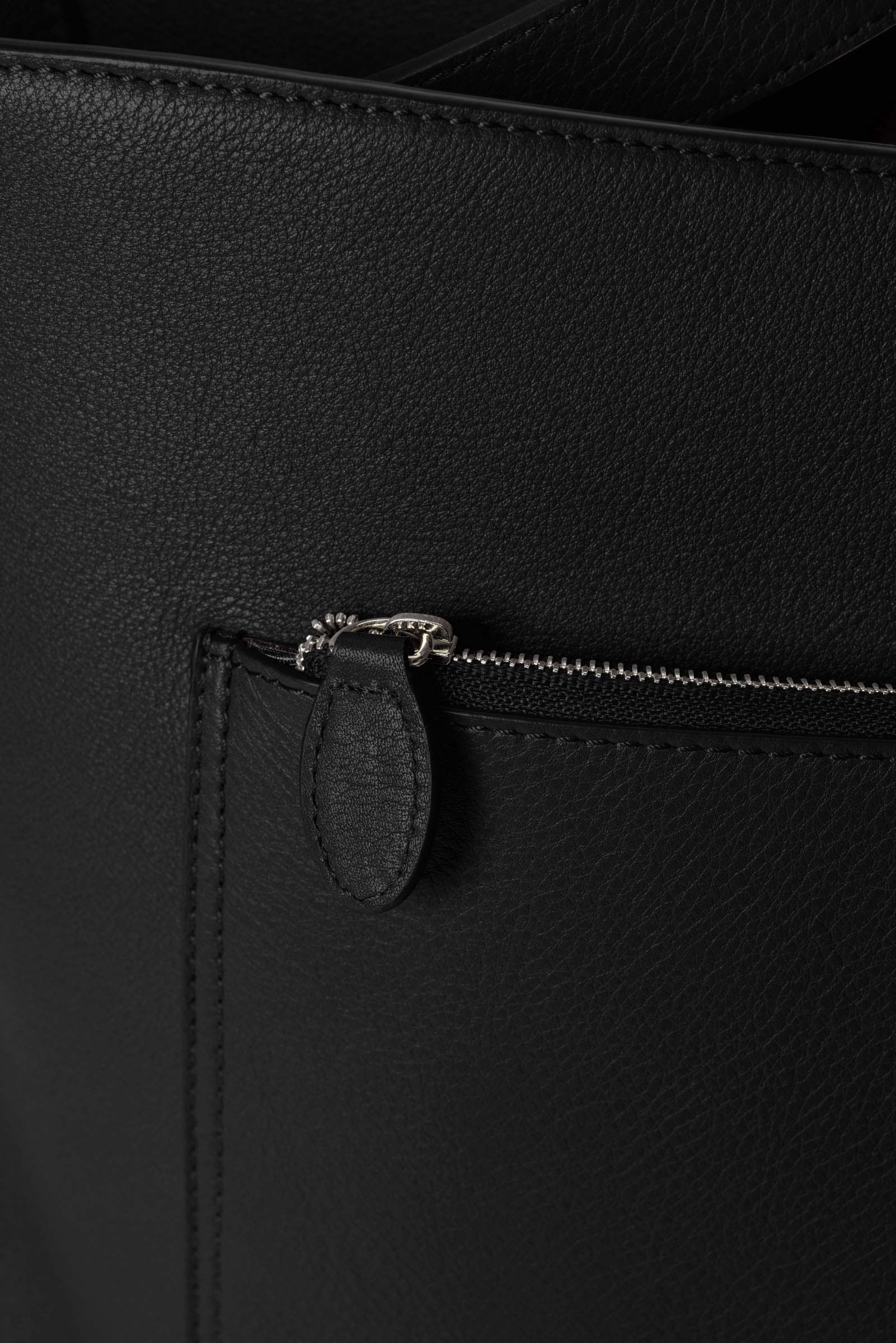 Detail view of the zip closure pocket on The Metro Tote in the color Padrillo.