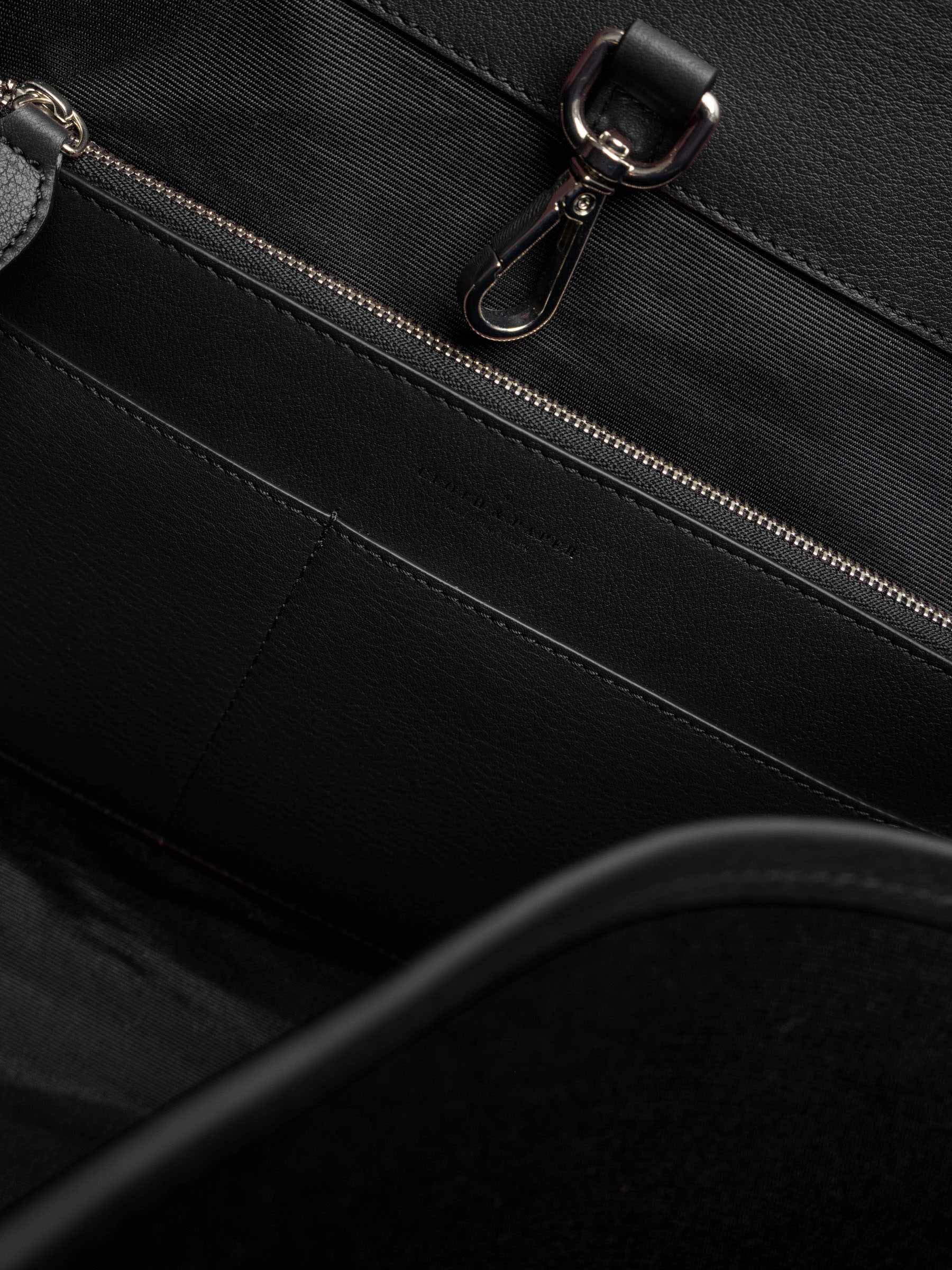 Detail view of the open pockets in The Metro Tote in the color Padrillo.