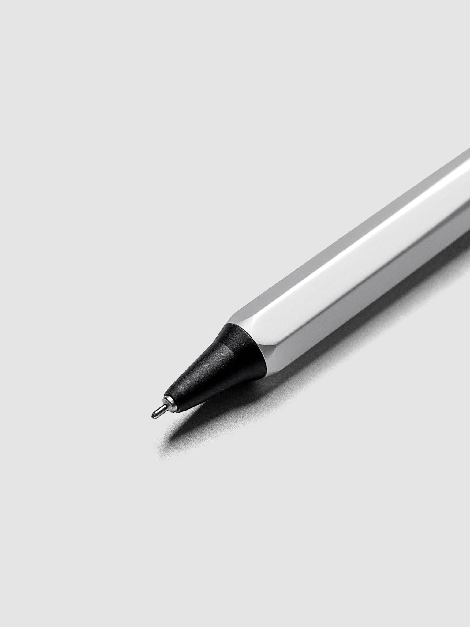 Detail view of extended tip on the OHTO GS02 Roller Gel Pen 0.5 mm in the color Silver Matte.