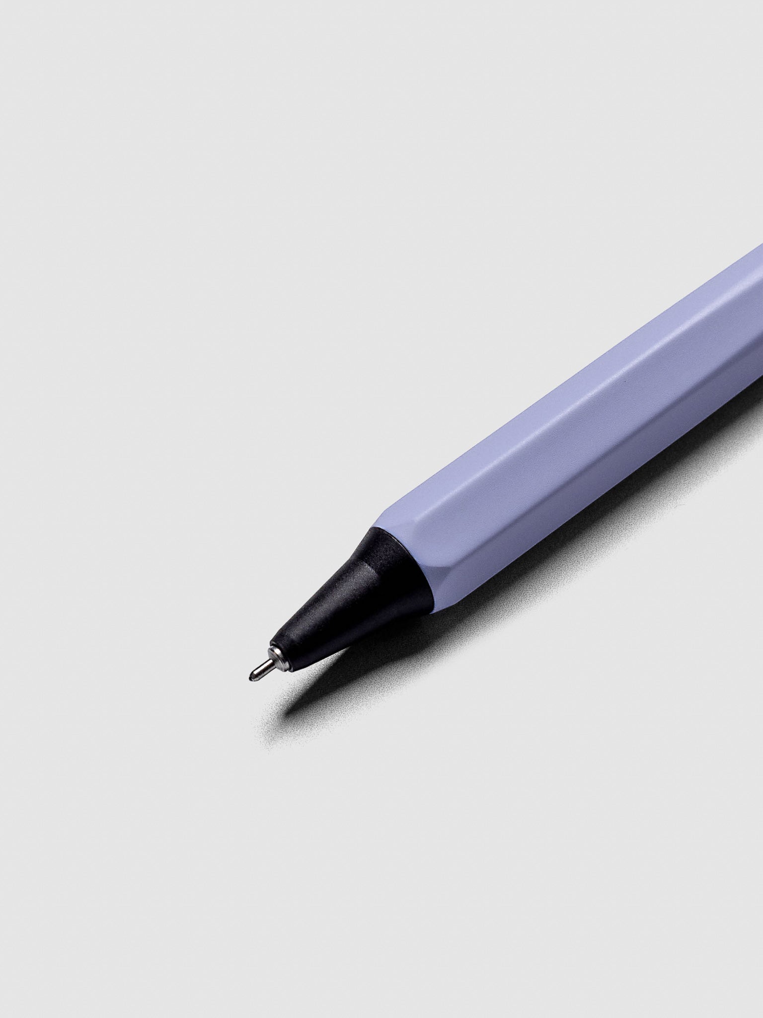 Detail view of extended tip on the OHTO GS02 Roller Gel Pen 0.5 mm in the color Dusty Blue.