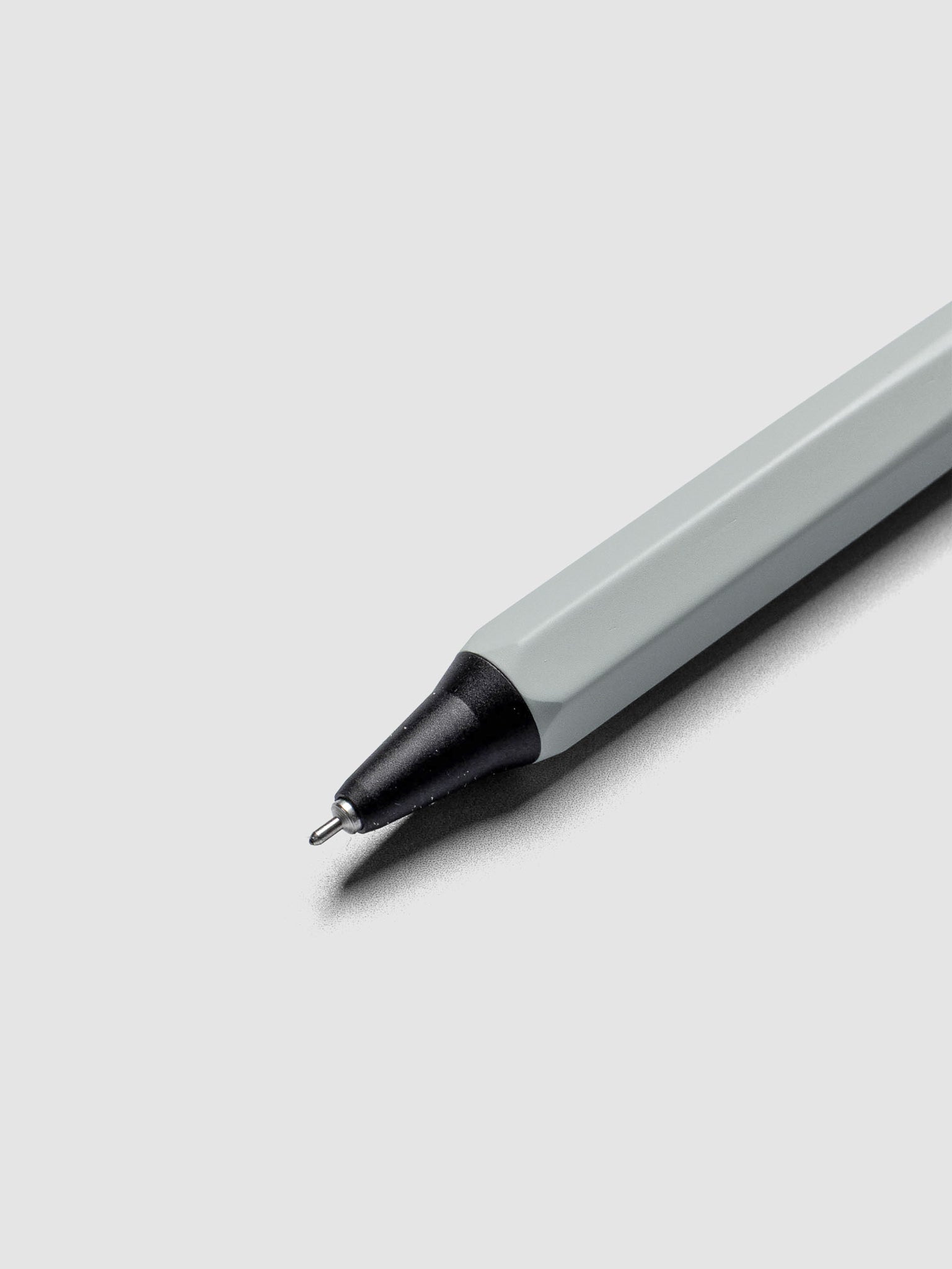 Detail view of extended tip on the OHTO GS02 Roller Gel Pen 0.5 mm in the color Old Green.