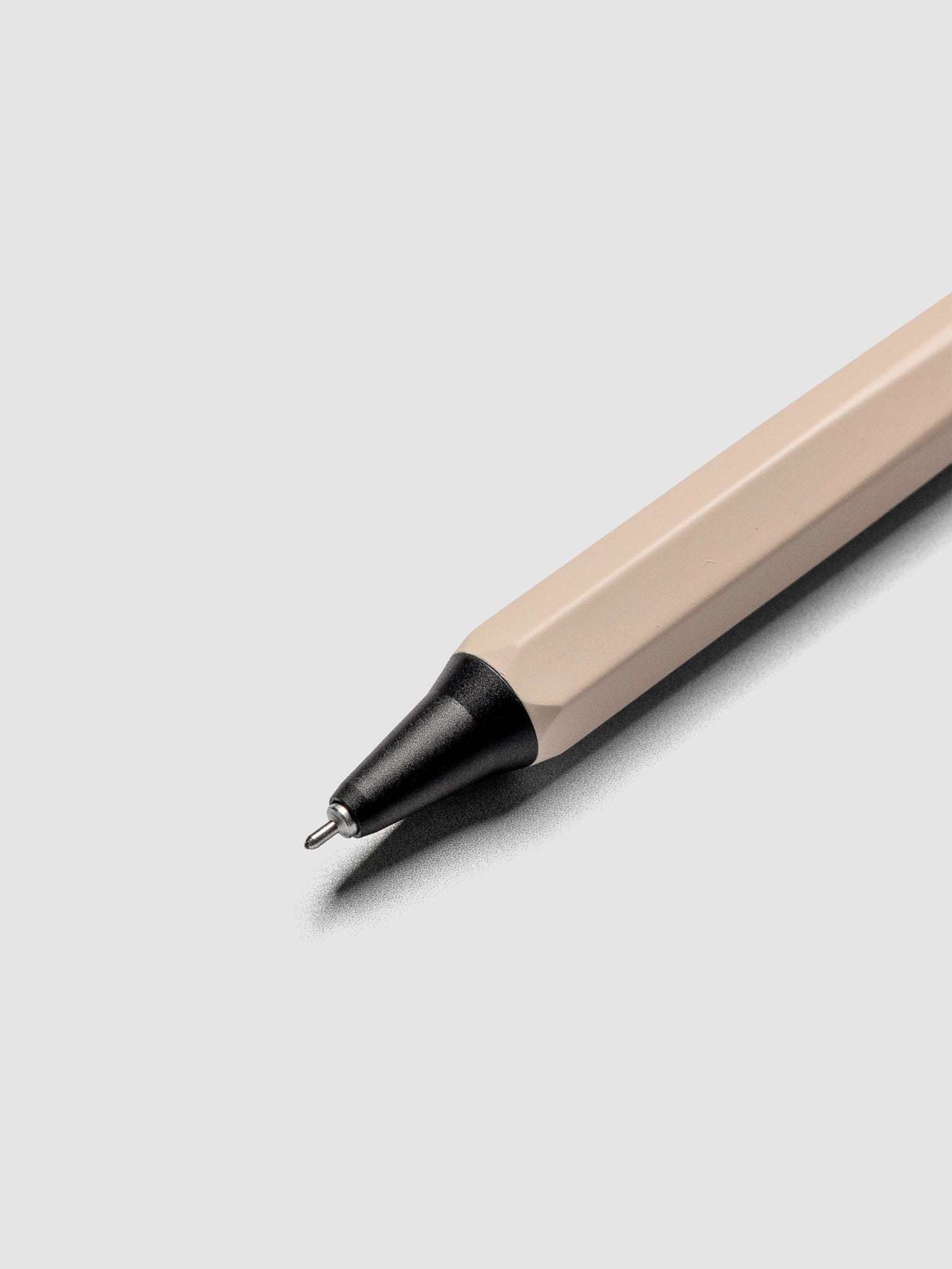 Detail view of extended tip on the OHTO GS02 Roller Gel Pen 0.5 mm in the color Light Umber.