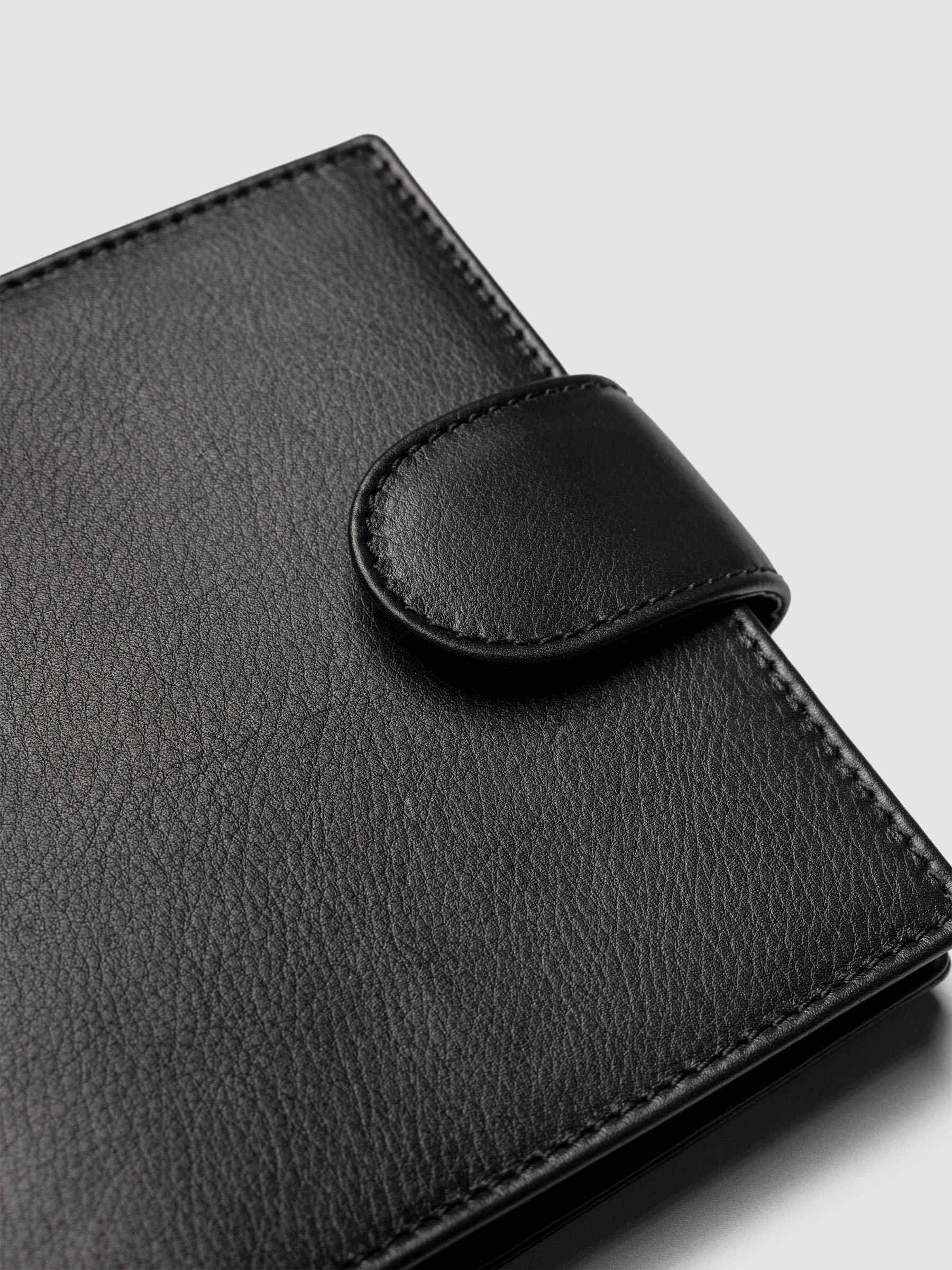 Heirloom Ring Cover Genuine Leather Pocket 6-Ring Punch in black, closed planner detail of closure band