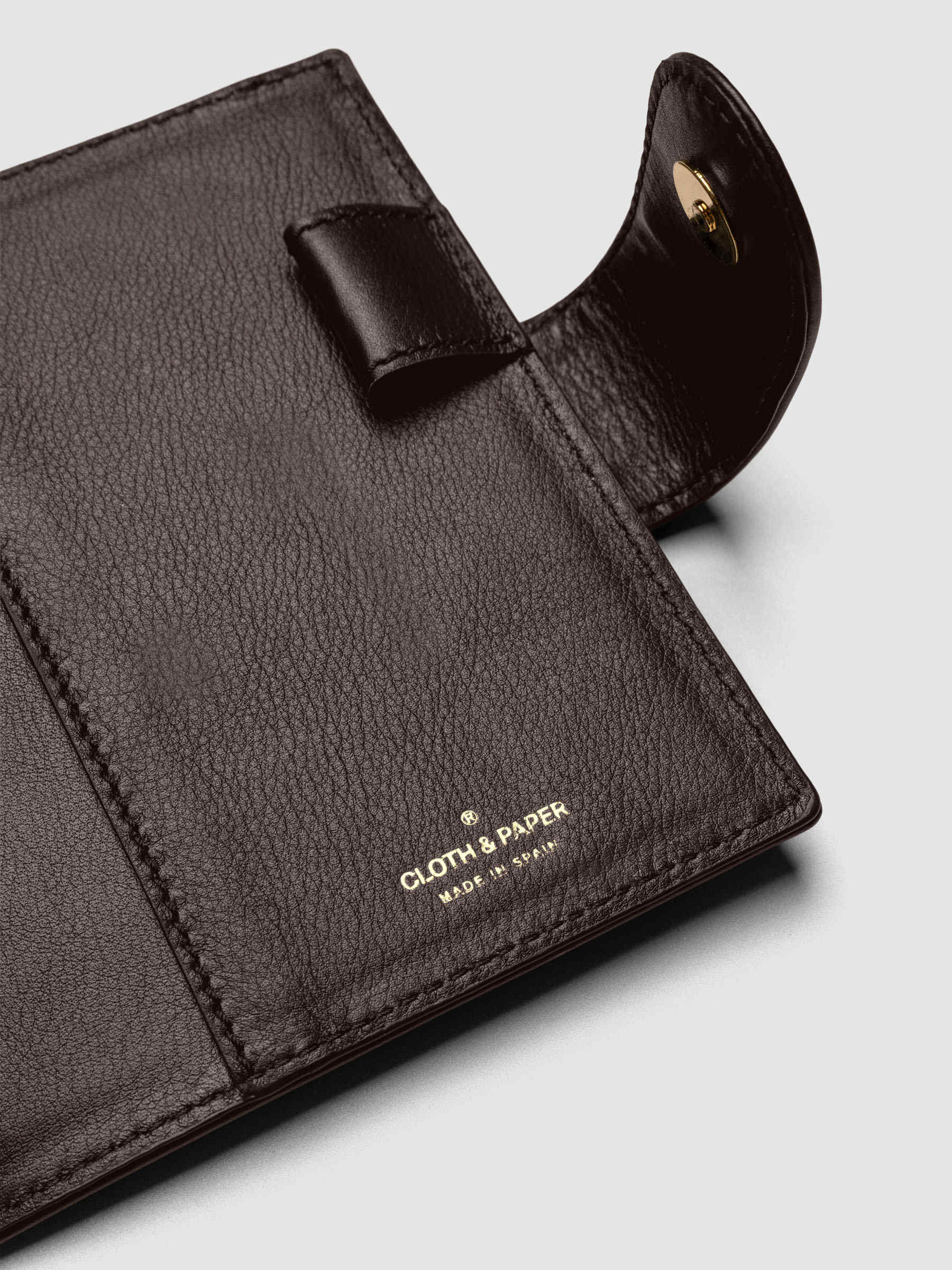 Heirloom Ring Cover Genuine Leather Pocket 6-Ring Punch in dark brown, detail view of interior pen loop, large pocket, and closure