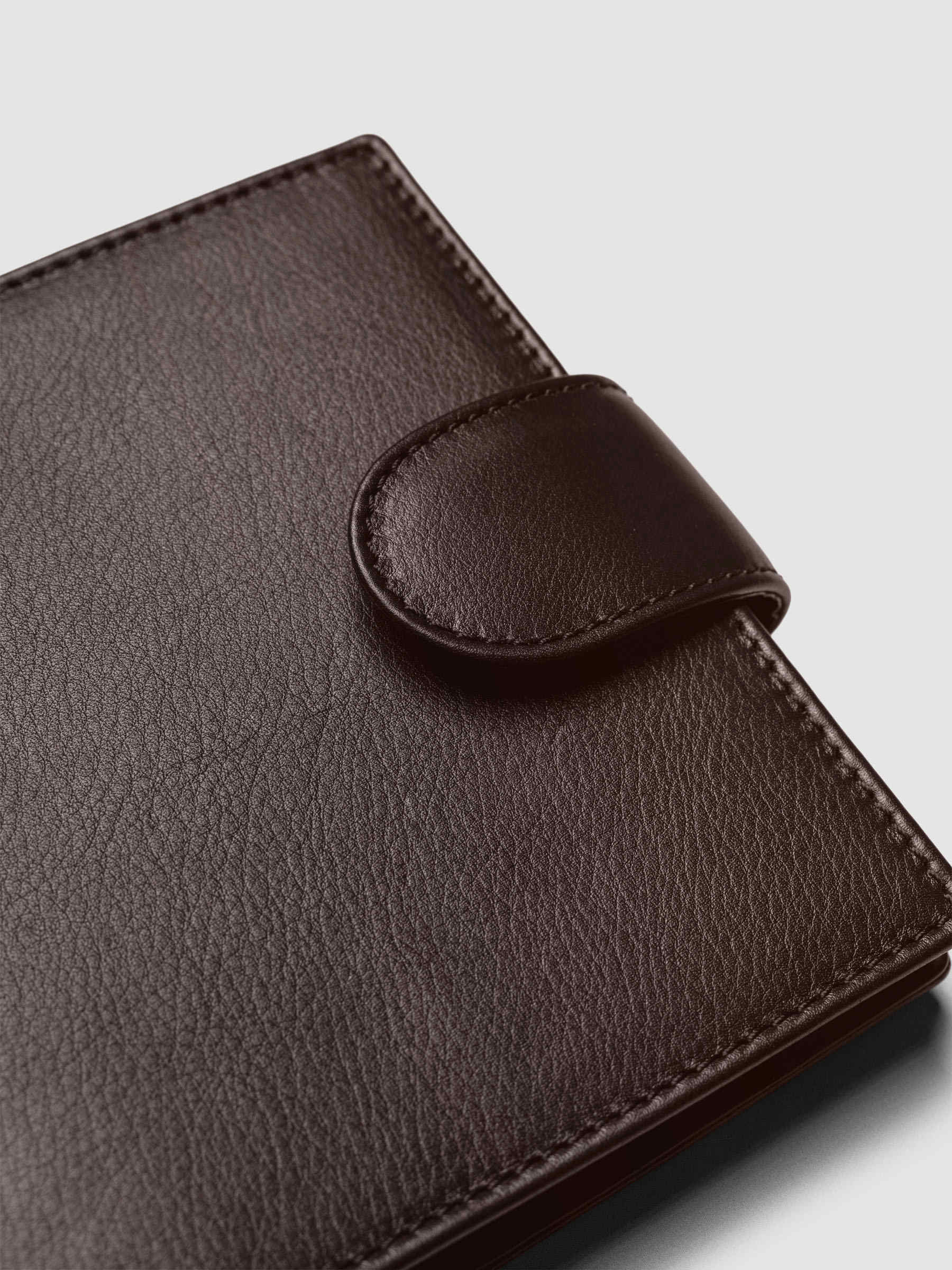 Heirloom Ring Cover Genuine Leather Pocket 6-Ring Punch in dark brown, closed planner detail of closure band