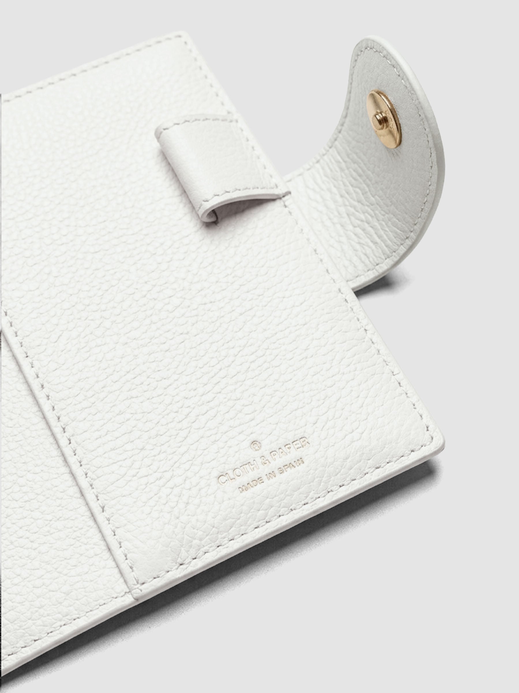 Heirloom Ring Cover Genuine Leather Pocket 6-Ring Punch in off-white, detail view of interior pen loop, large pocket, and closure