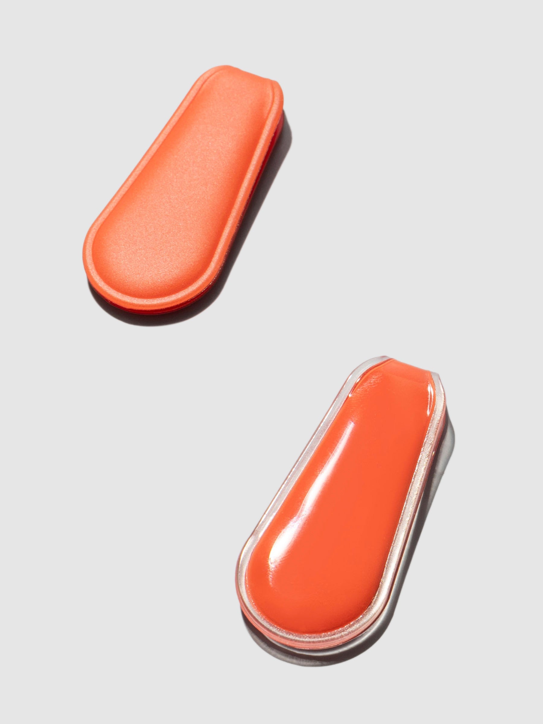 Saffron clips displayed on a neutral background.