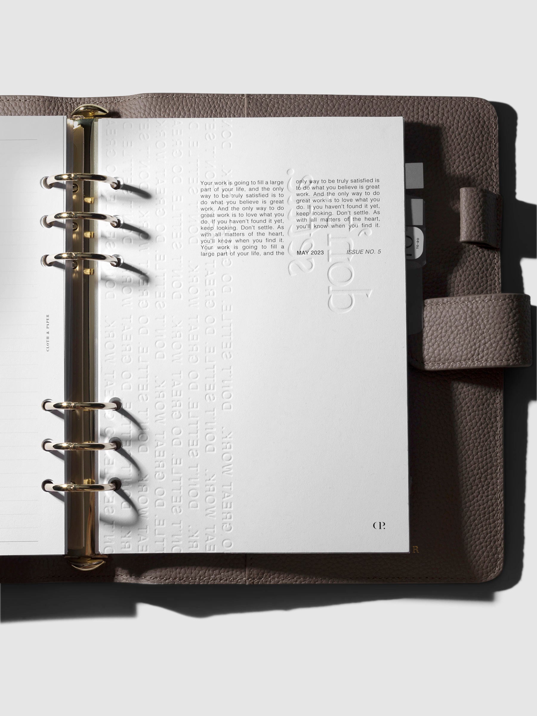 Dashboard displayed in a Fossil leather agenda.