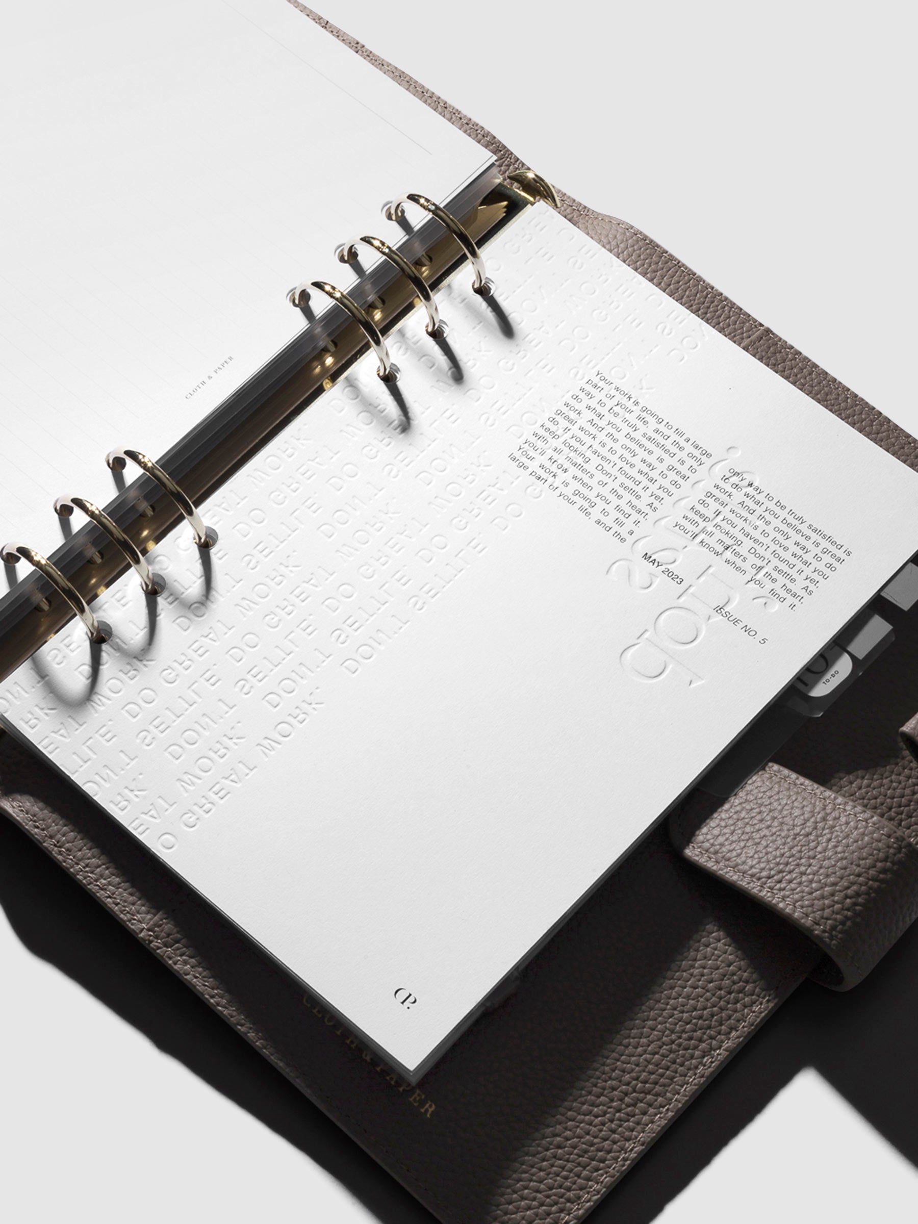 Dashboard displayed in a Fossil leather agenda.