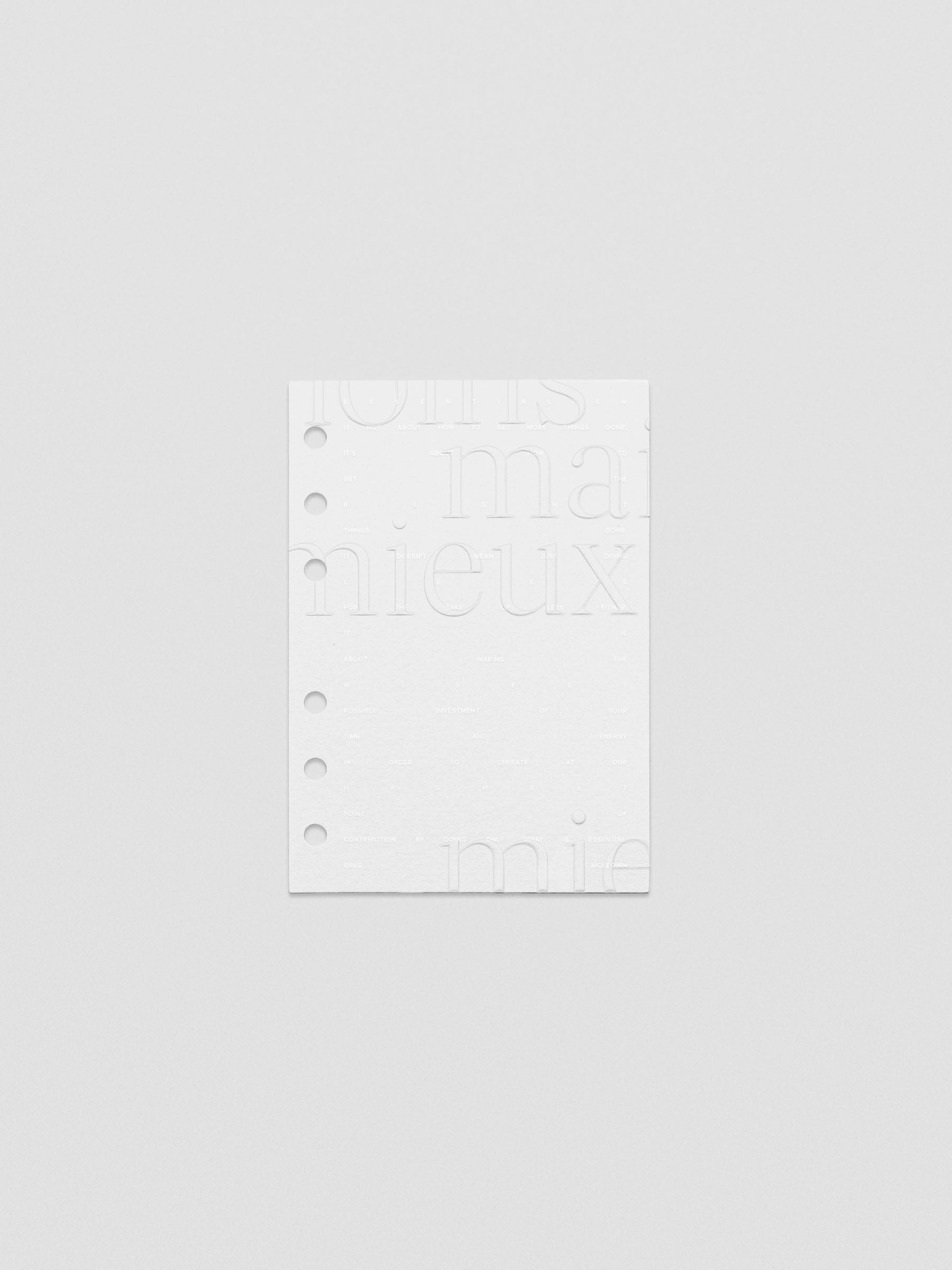 Essentialism Dashboard Duo reading "moins mai mieux" in size A6.