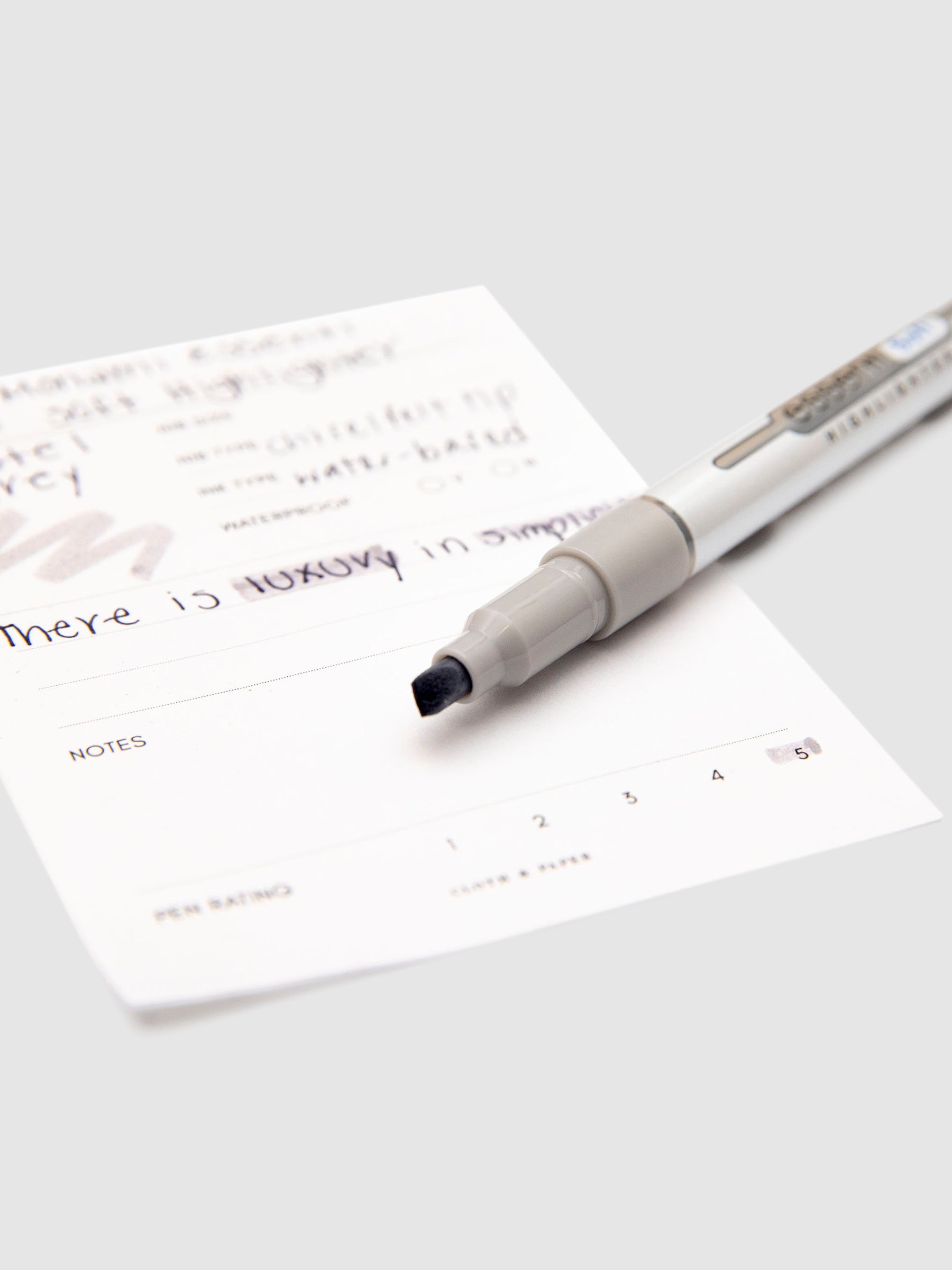 Monami Essenti Soft Highlighter | Pastel Grey | Cloth and Paper. Close up on chisel tip of highlighter.