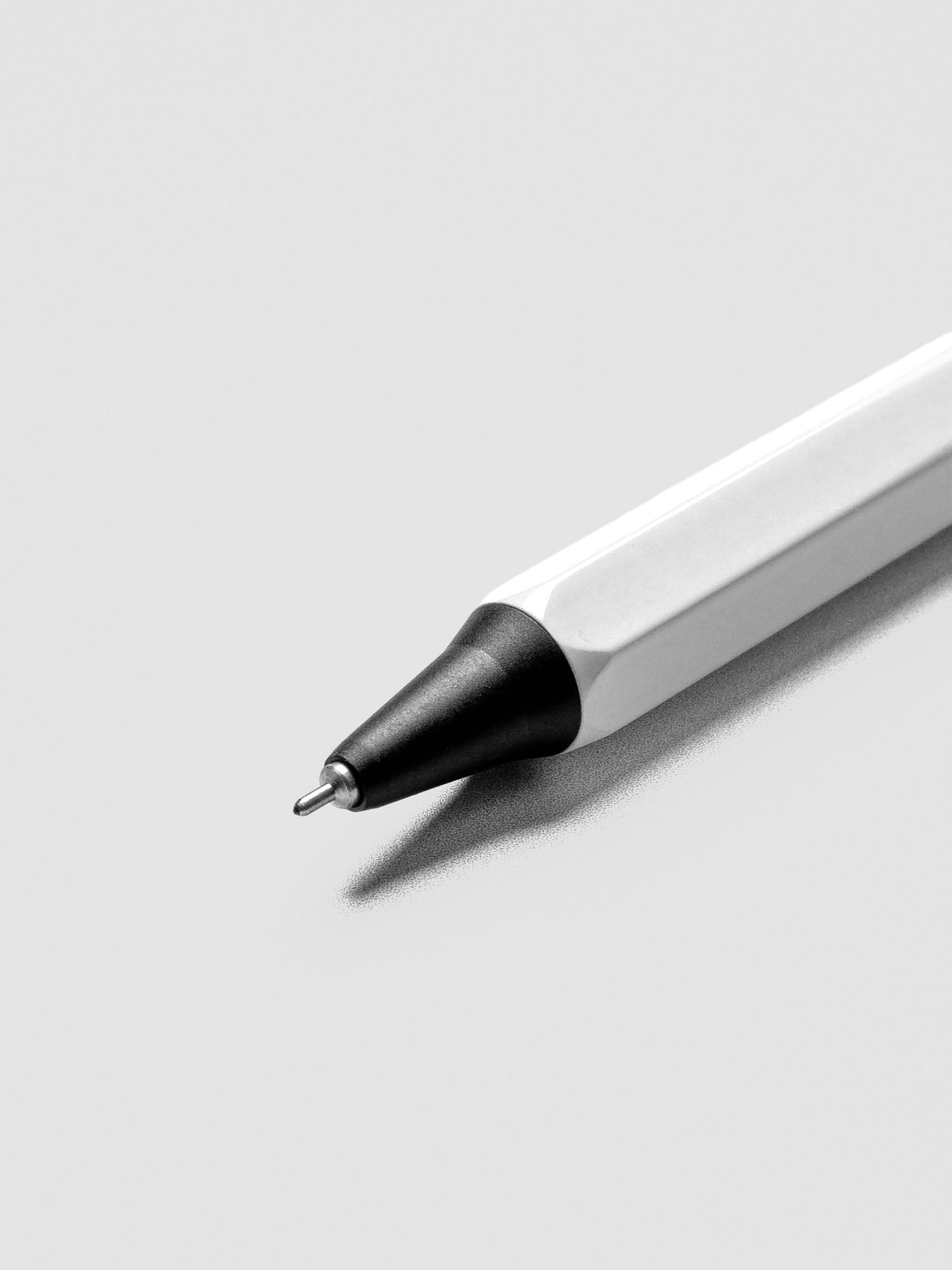 Close up of the nib on the white and black OHTO Roller Gel Pen in 0.5mm nib.