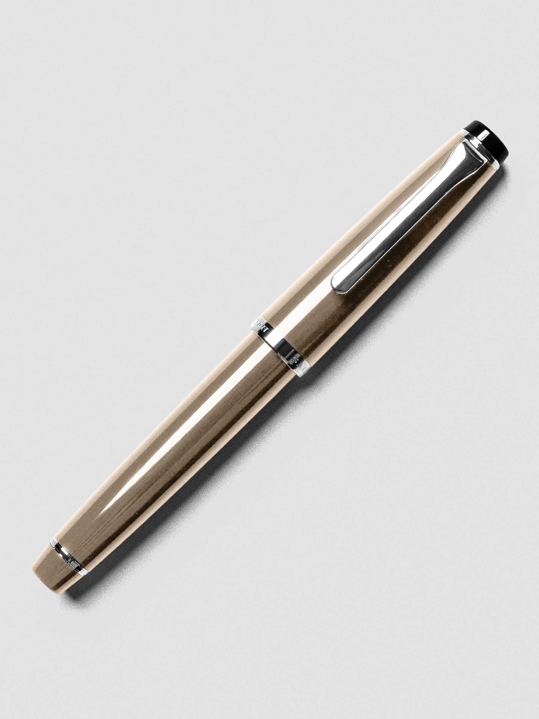 Sailor Recle Fountain Pen Medium in Safari Beige shown capped on white background.