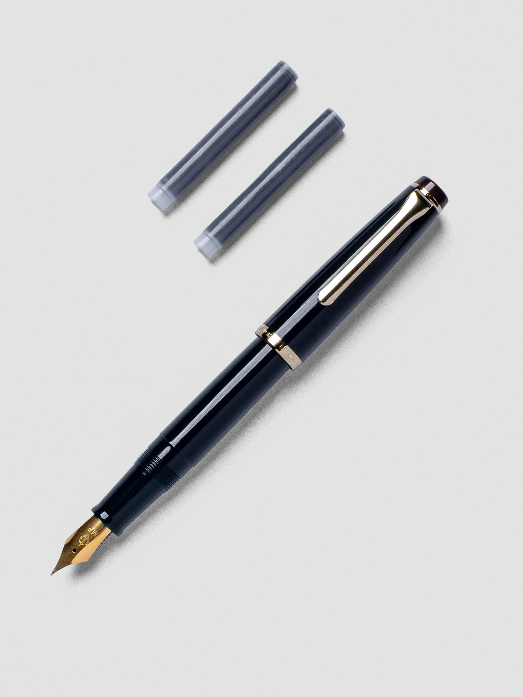 Close-up of Sailor Recle Fountain Pen Medium in Teal Green highlighting nib.