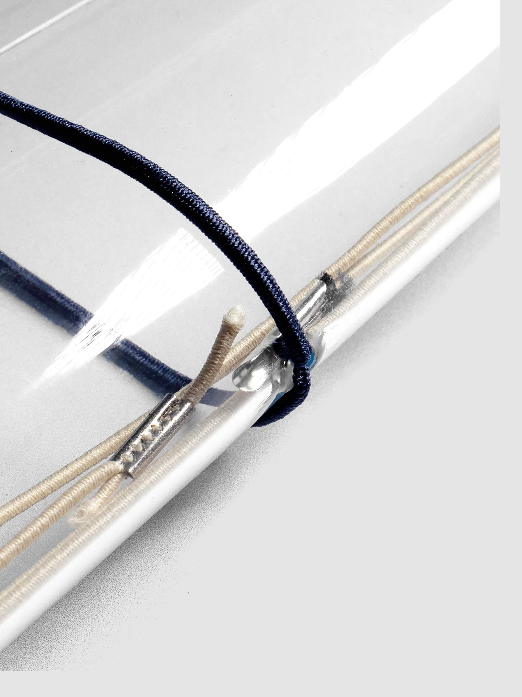 Close up image of the navy exterior band in use with a vinyl cover