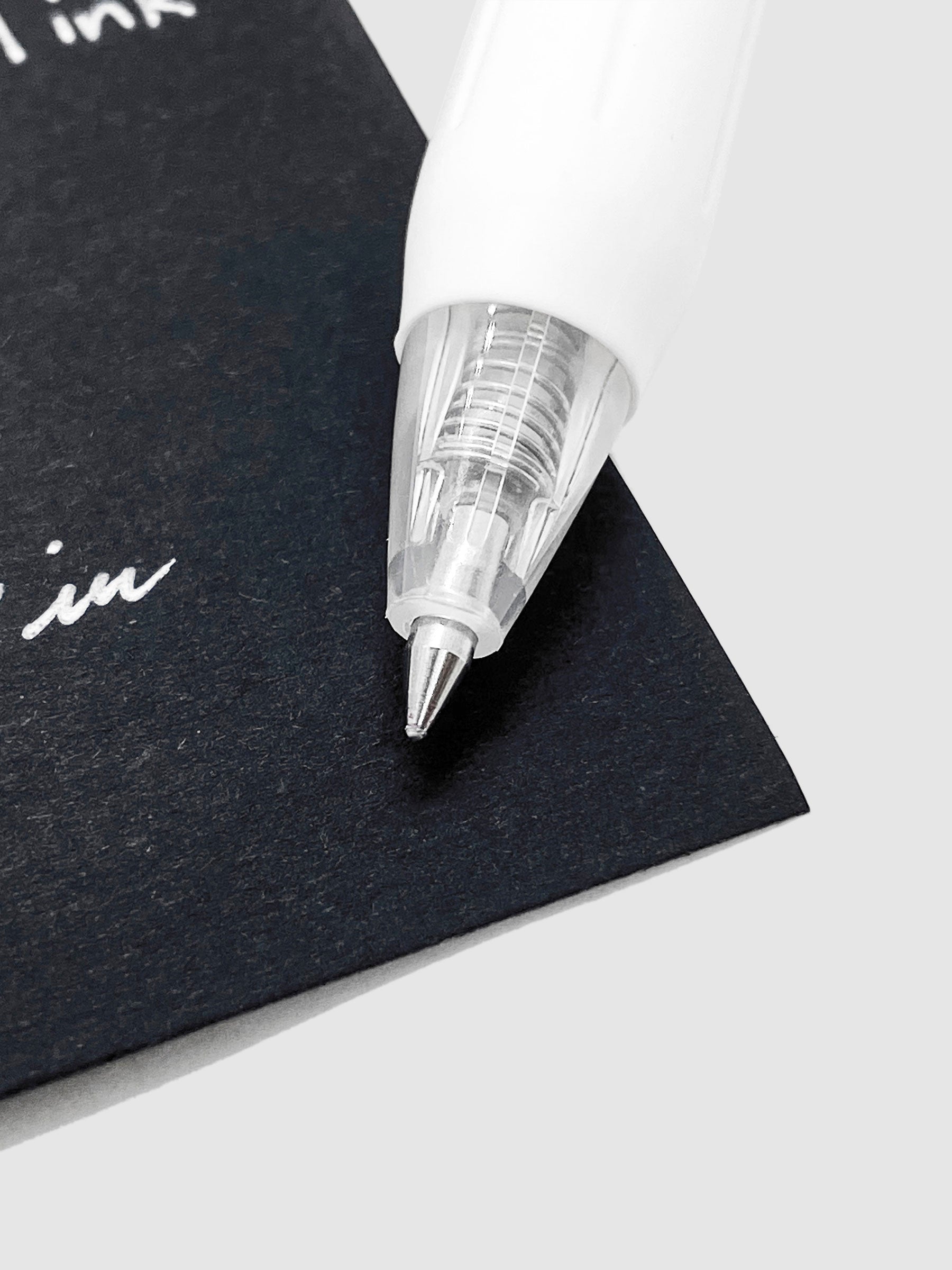 Zebra Sarasa Clip, 0.5 mm, Milk White, Cloth and Paper. Close up on pen nib and writing sample.