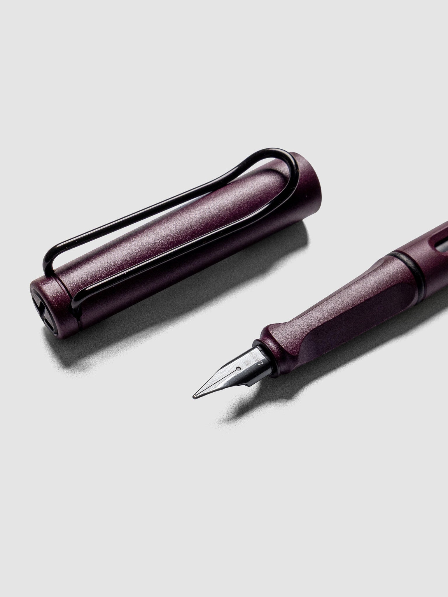 Close up of LAMY Safari Fountain Pen in the color Scarlett with Medium nib shown diagonally with the cap off. 