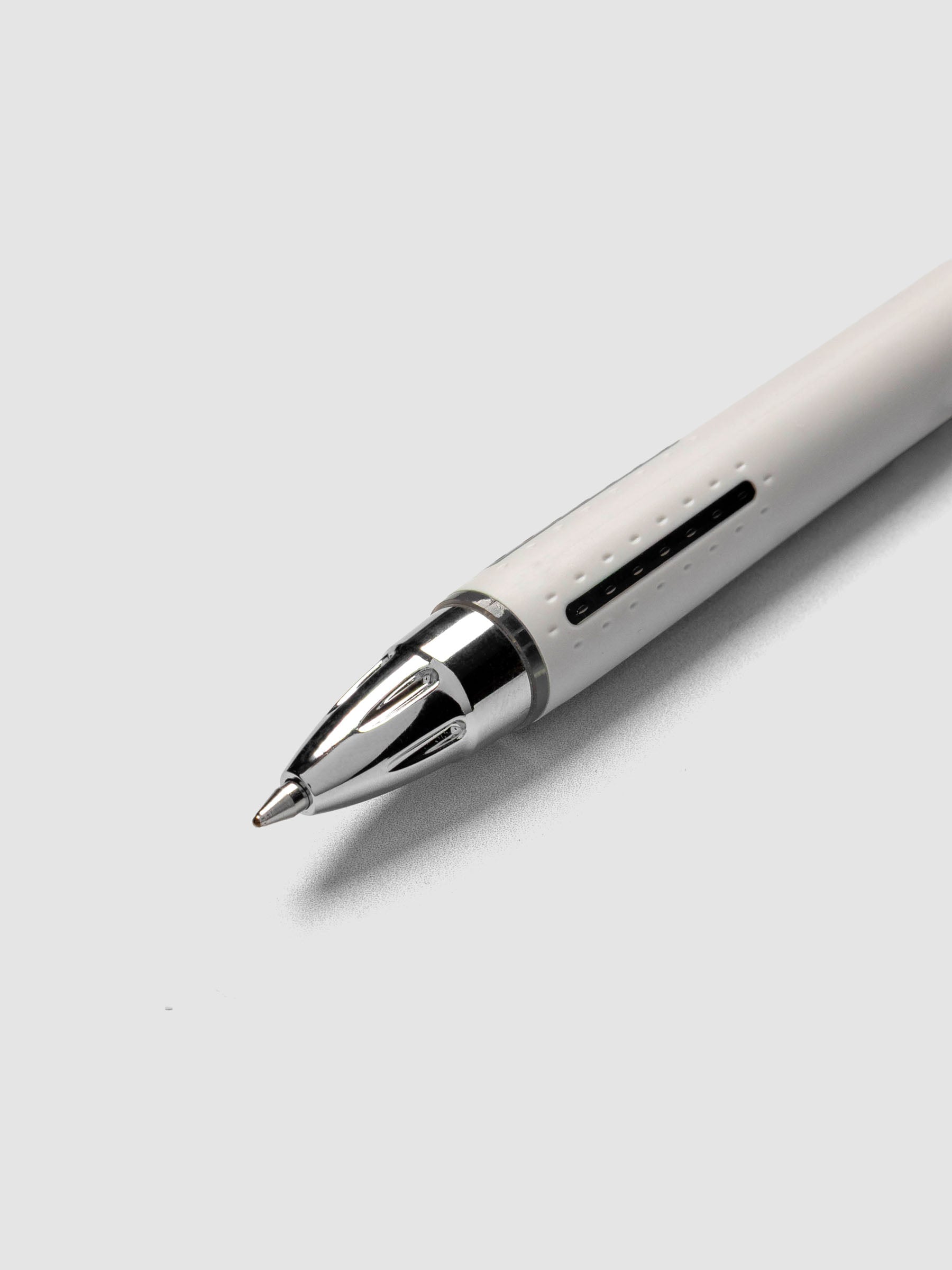 Close up view of the 0.7 mm nib on the Shell Uni Jetstream RT Ballpoint Pen.