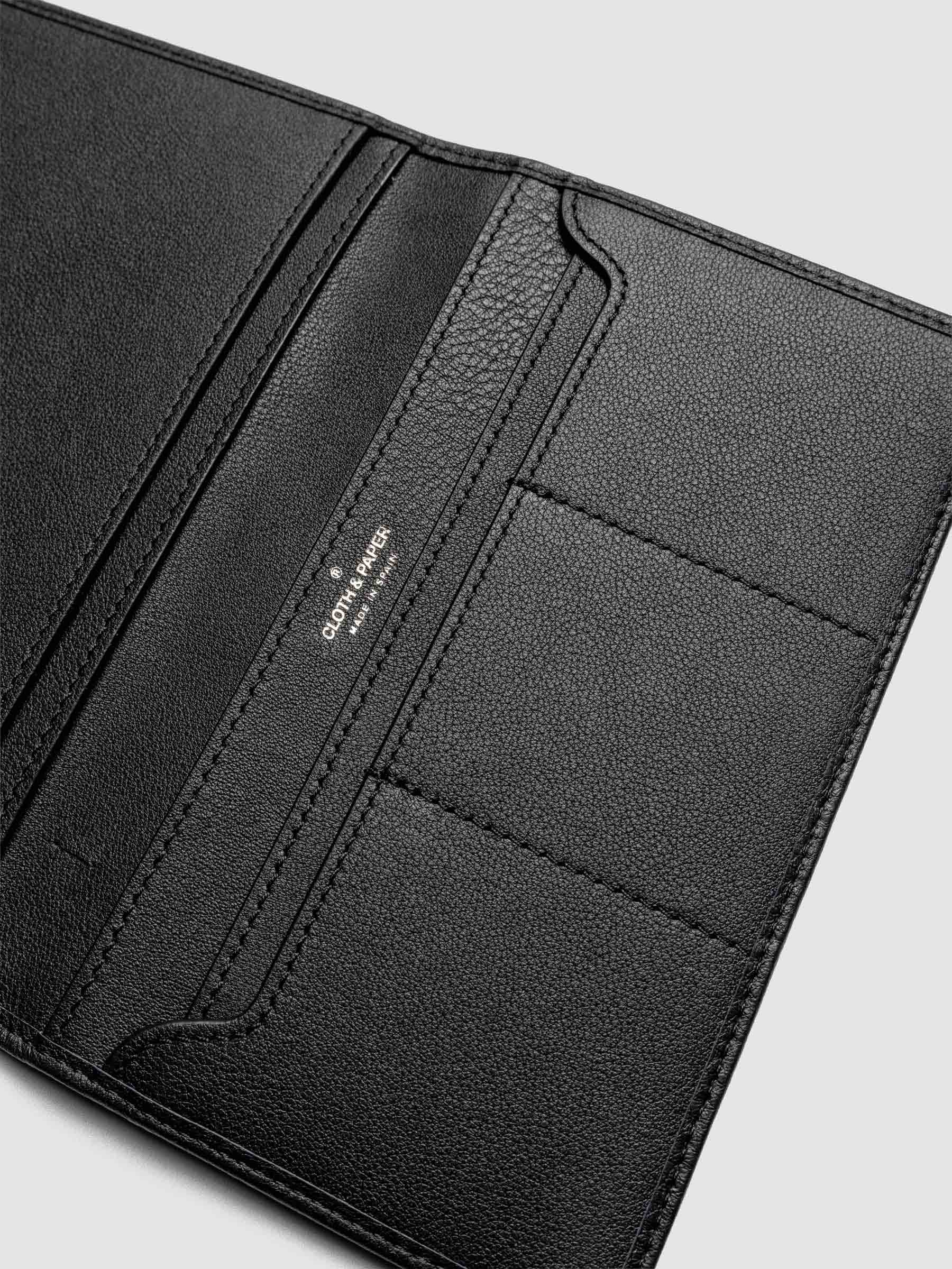 Close-up of empty Nomada Wallet credit card slots in Padrillo