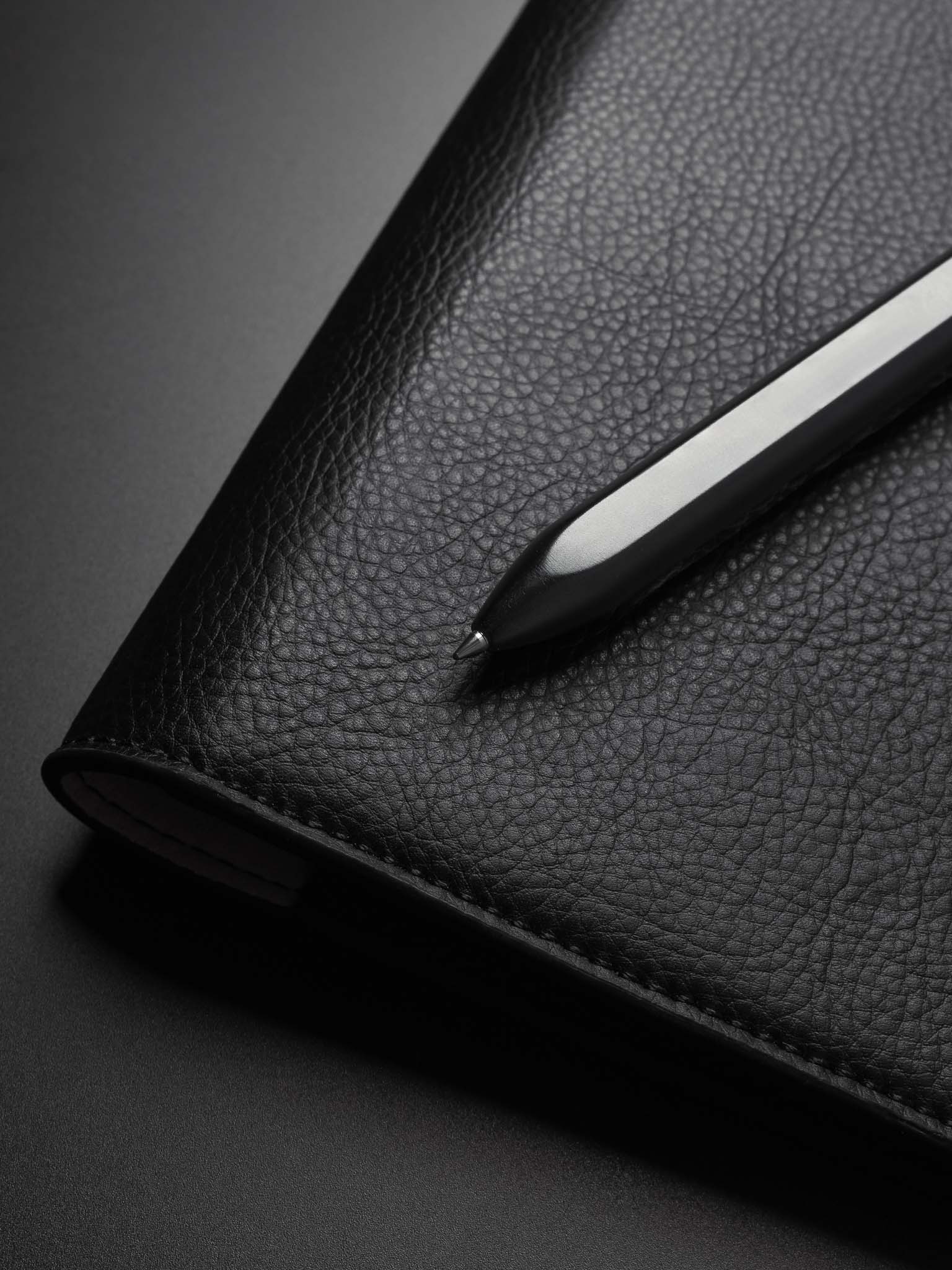 Detail shot of the tip of the Blackwing Pen in the color black.