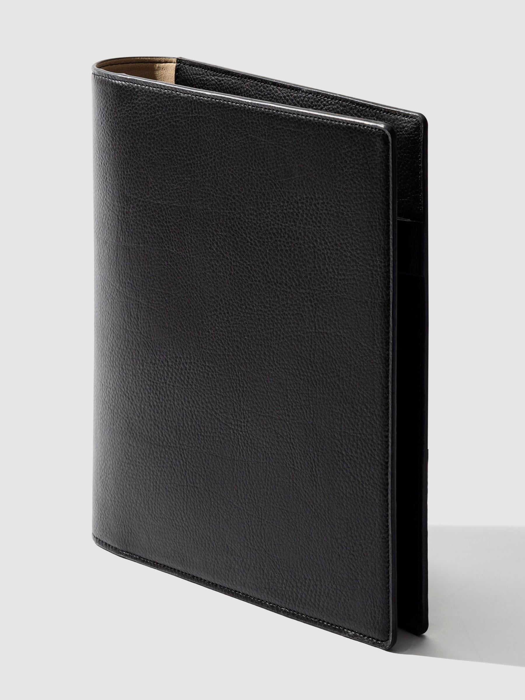 HP Classic  folio displayed at a three quarter angle on a neutral background. Color shown is mesa black.