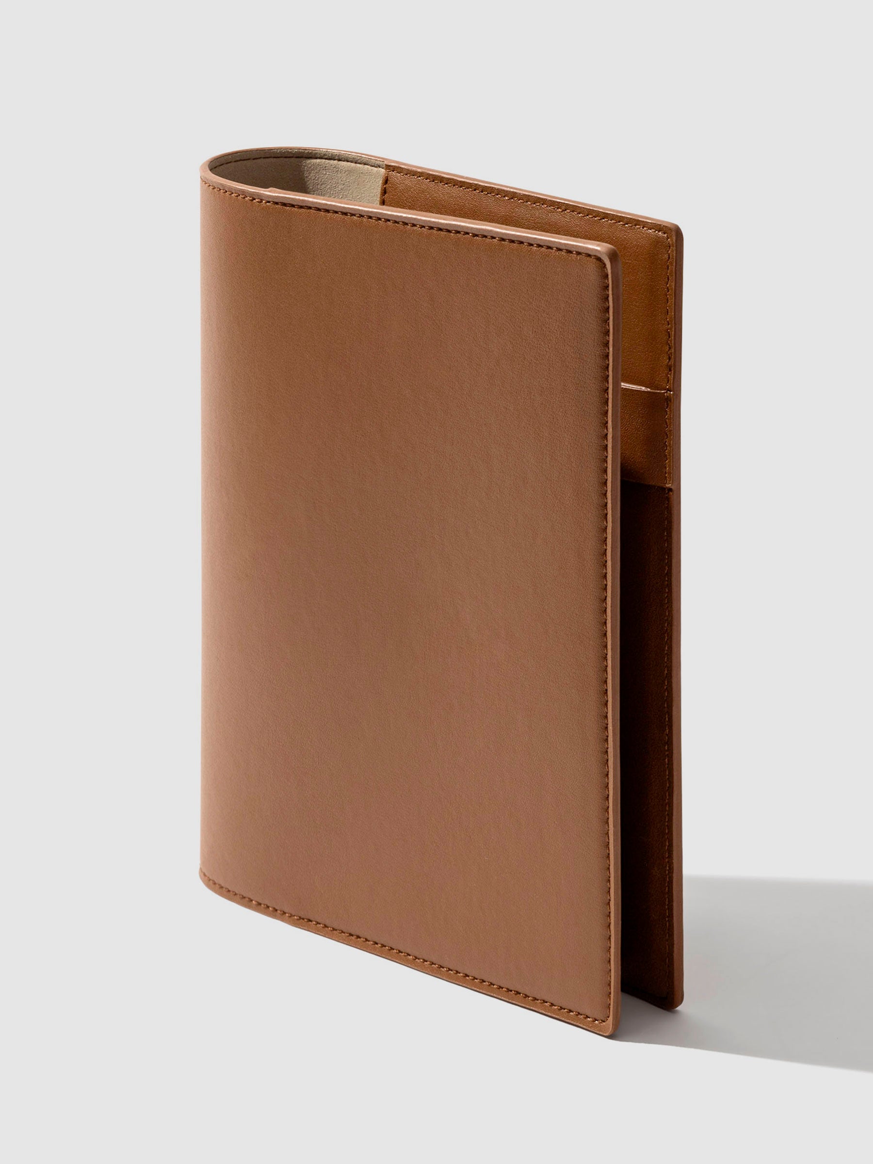 Folio displayed at a three quarter angle on a neutral background. Color shown is clay brown. 