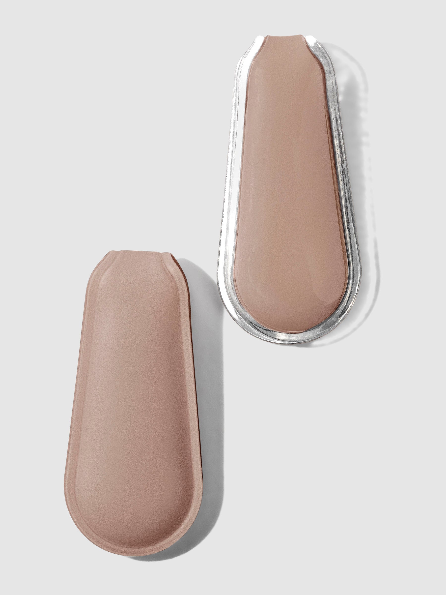 Quartz clips displayed on a neutral background.