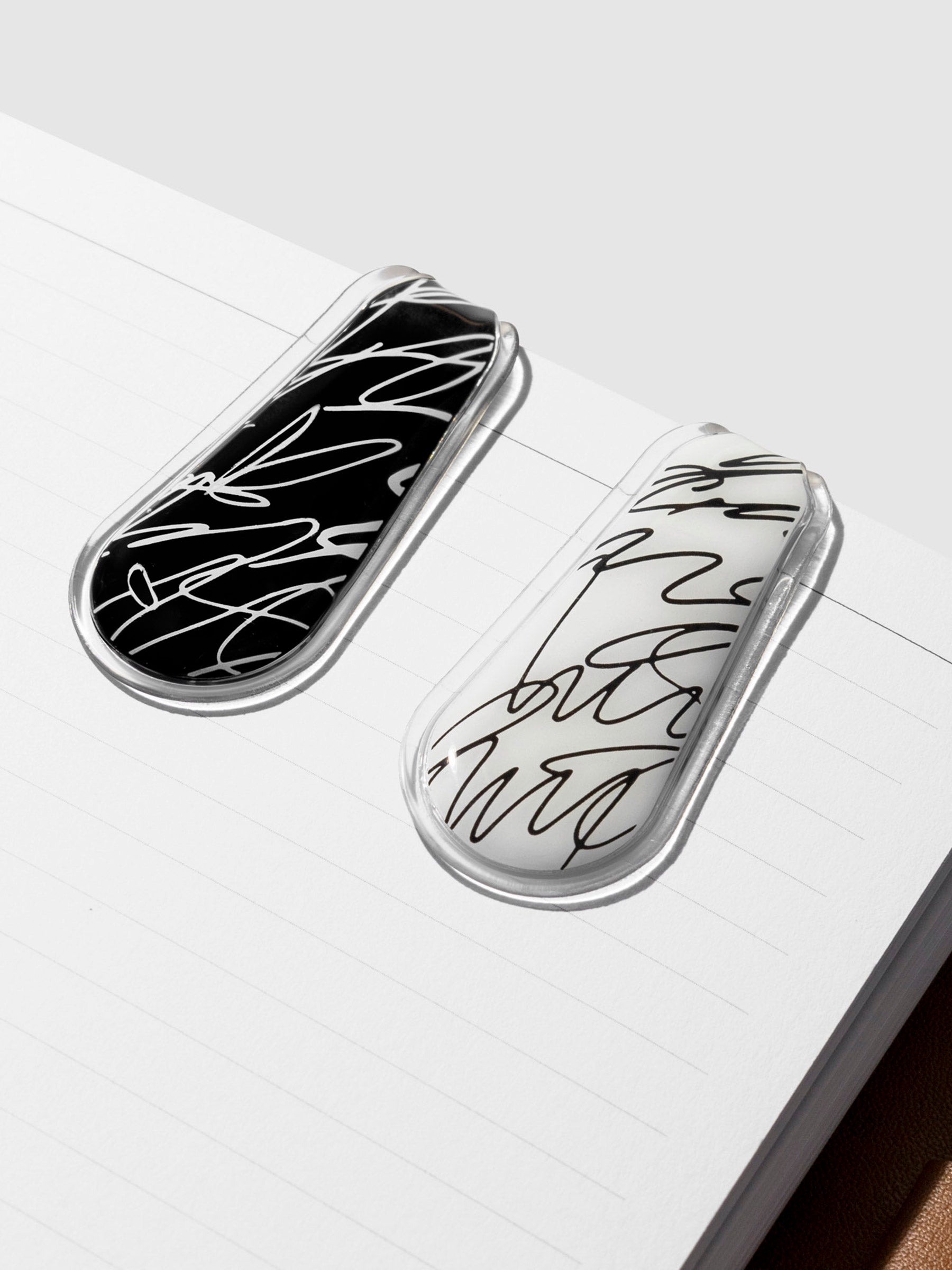 Signature clips in use inside a clear agenda.