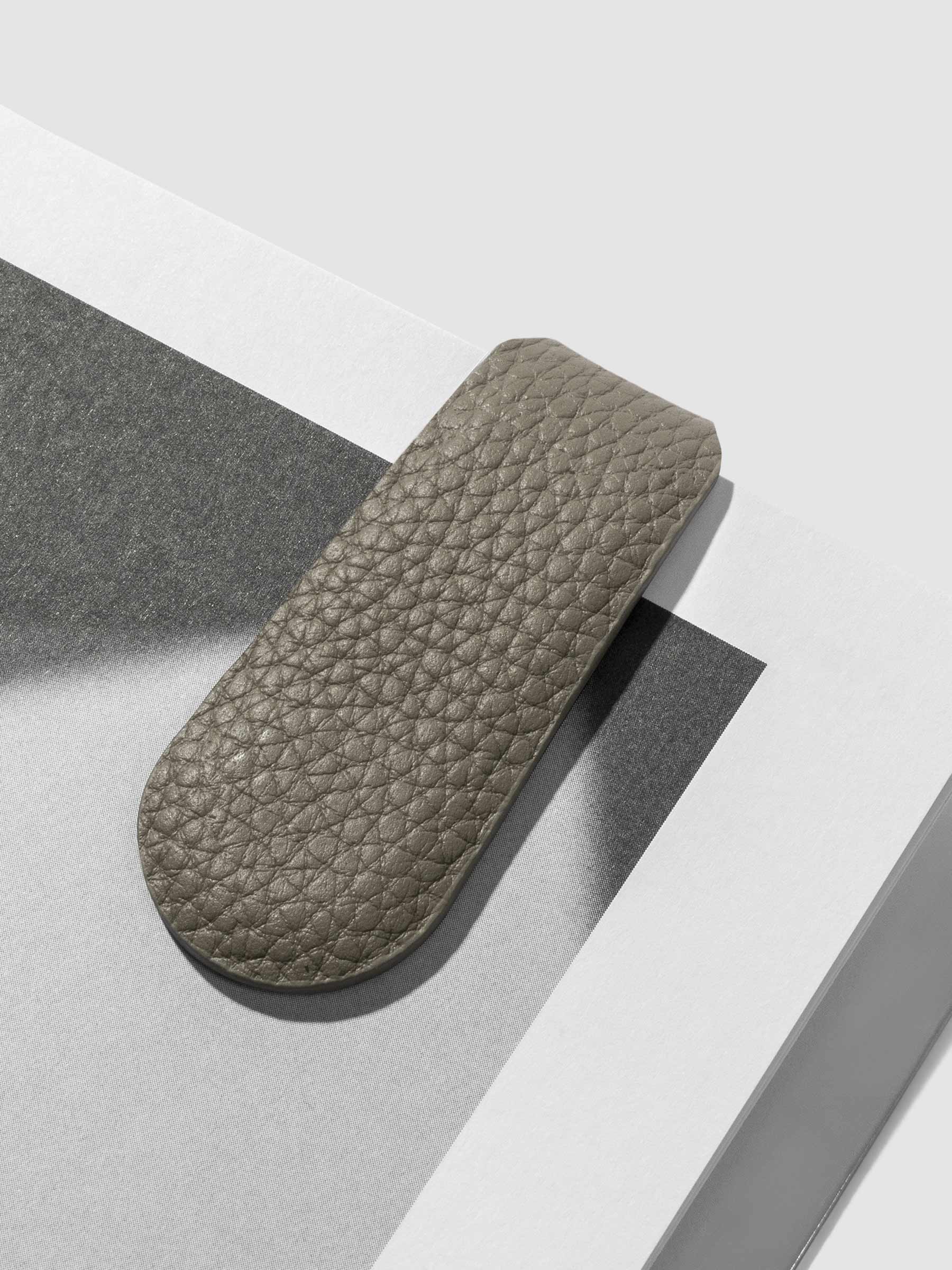 Close up of texture on clip. Color shown is fossil.