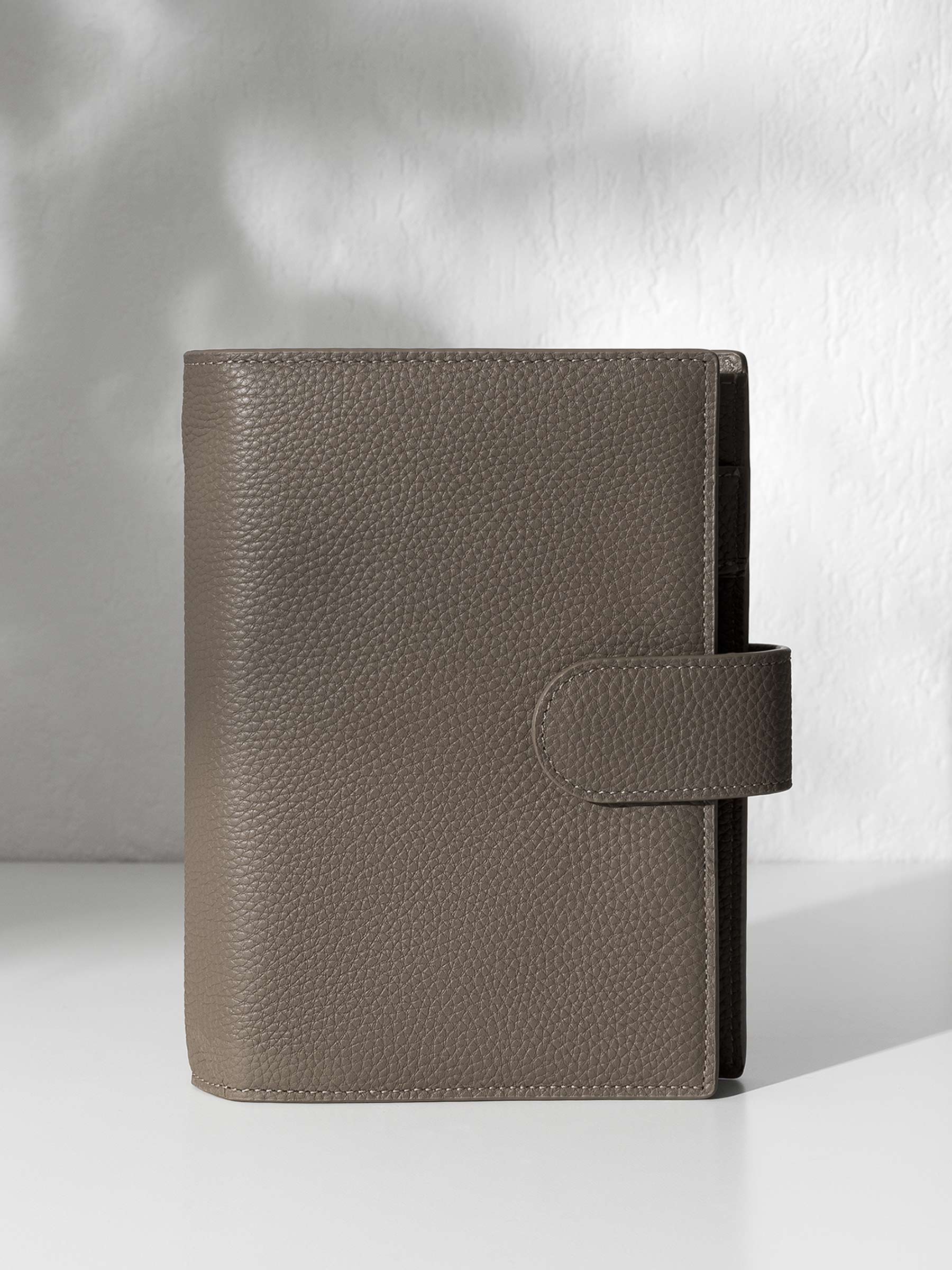 Cortado leather agenda displayed against a shadowed background.