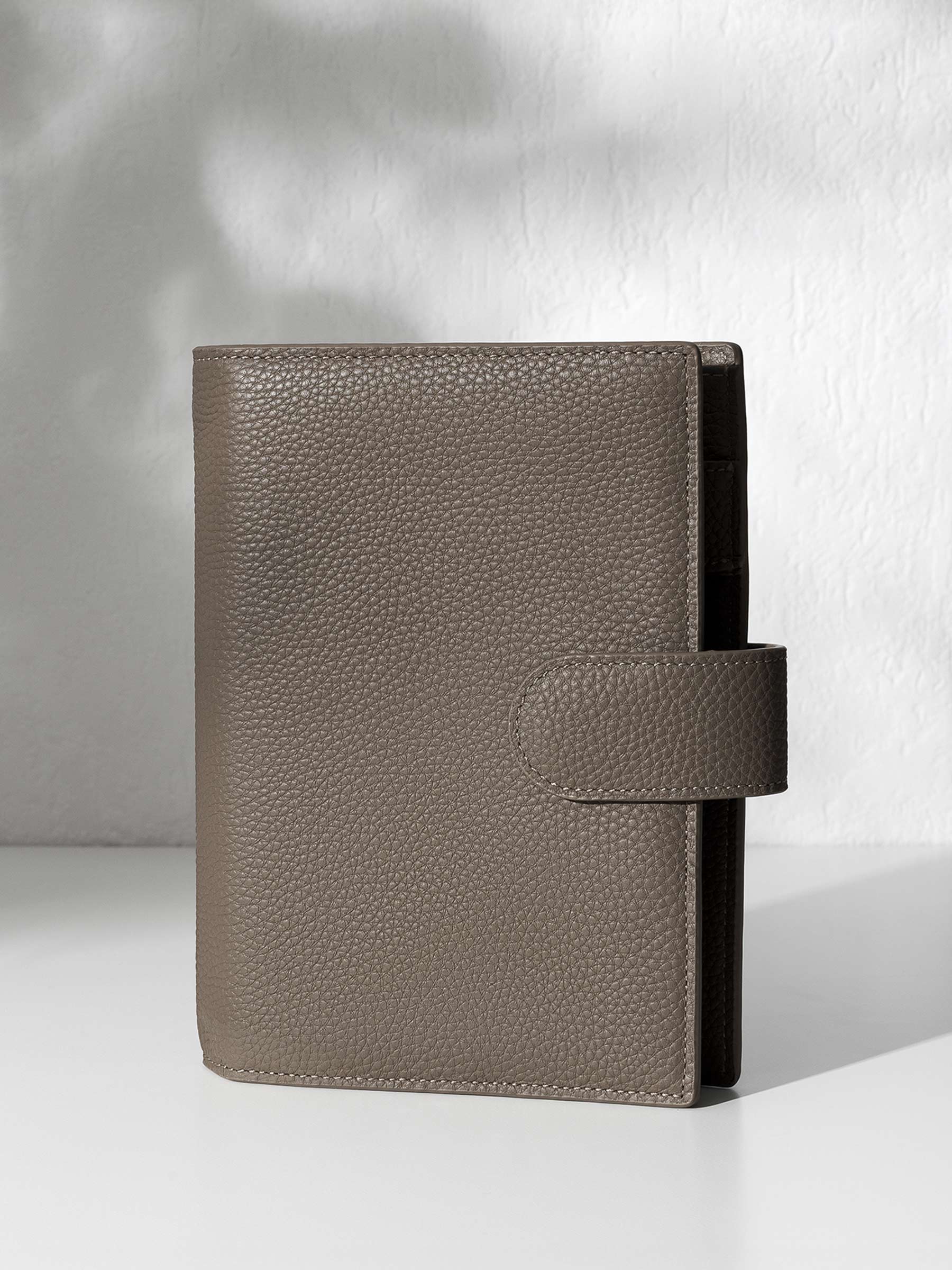 Cortado leather agenda displayed against a shadowed background.