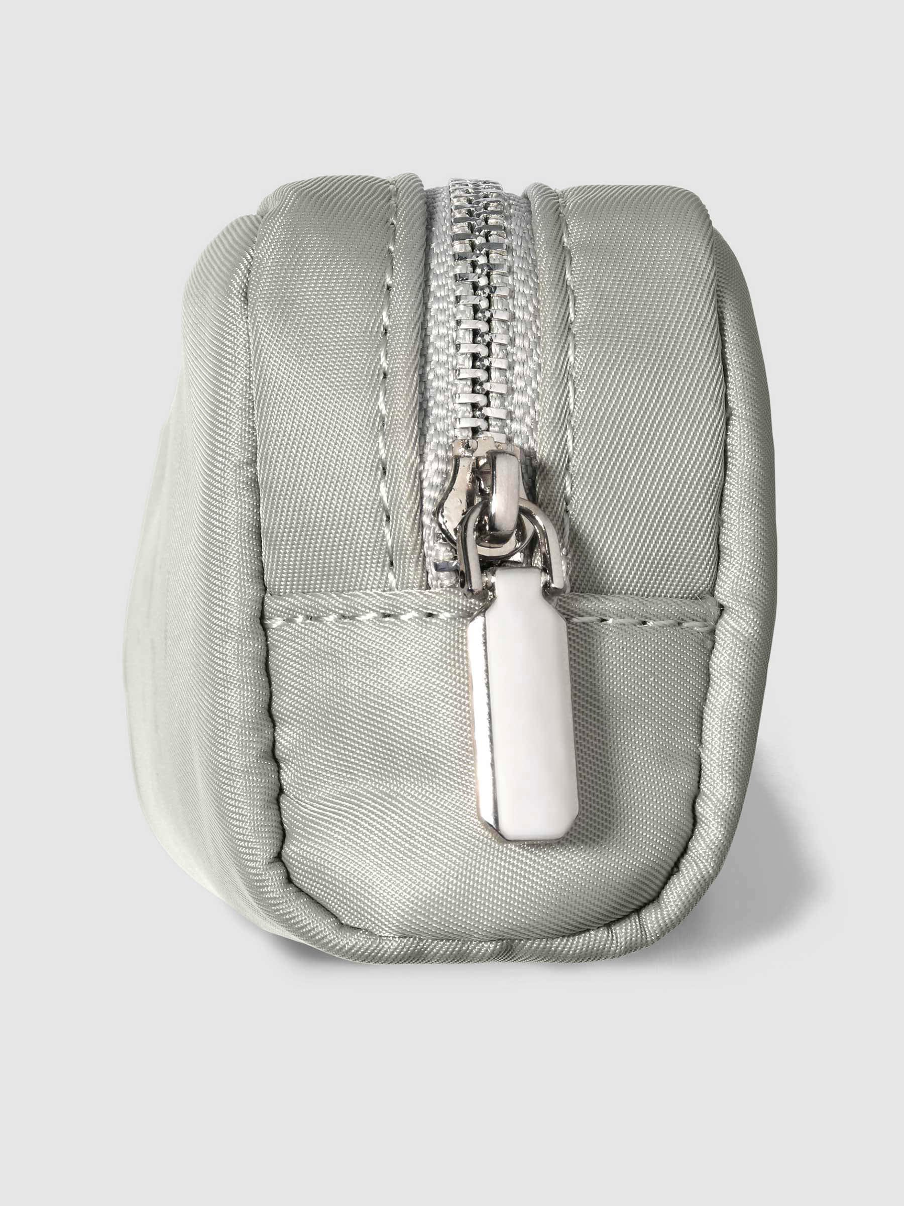 Closeup of Ristretto pouch zipper hardware. 