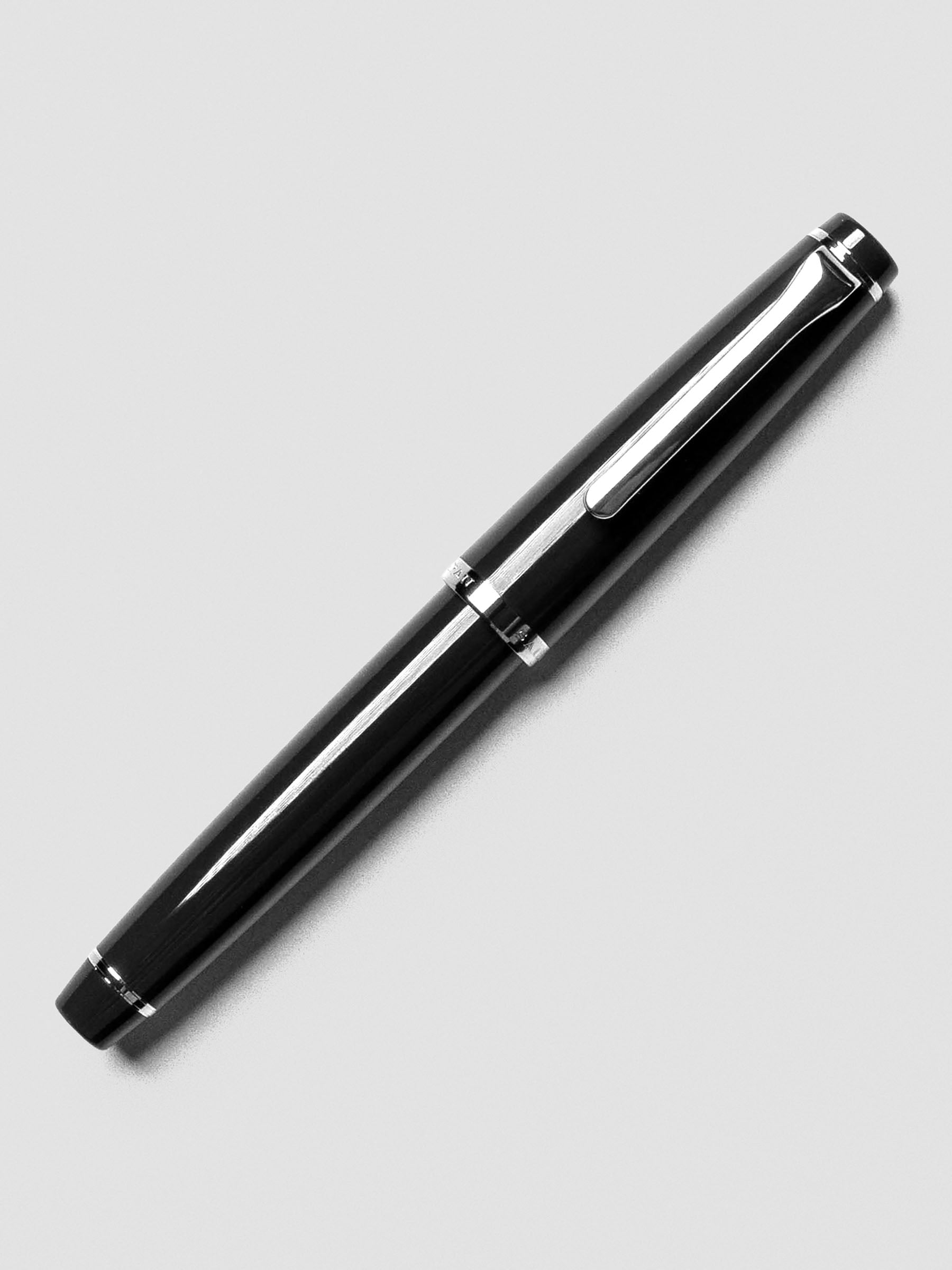 Sailor Recle Fountain Pen Medium in All Black shown capped with matte finish.