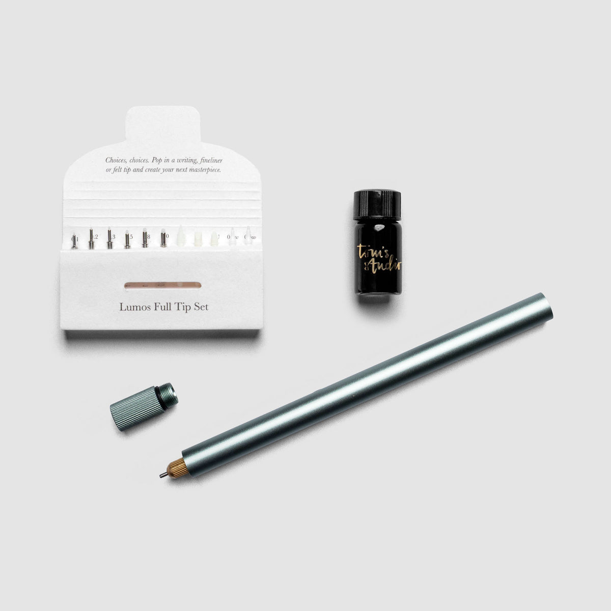 Tom's Studio Lumos Pro Duo Tip (noir Mat) | Fineliner Rechargeable, Stylo à écriture Et Pinceau | Livré Avec 11 Pointes, échantillon D'encre Noire Profonde De 3 Ml Et 2 Réservoirs D'encre