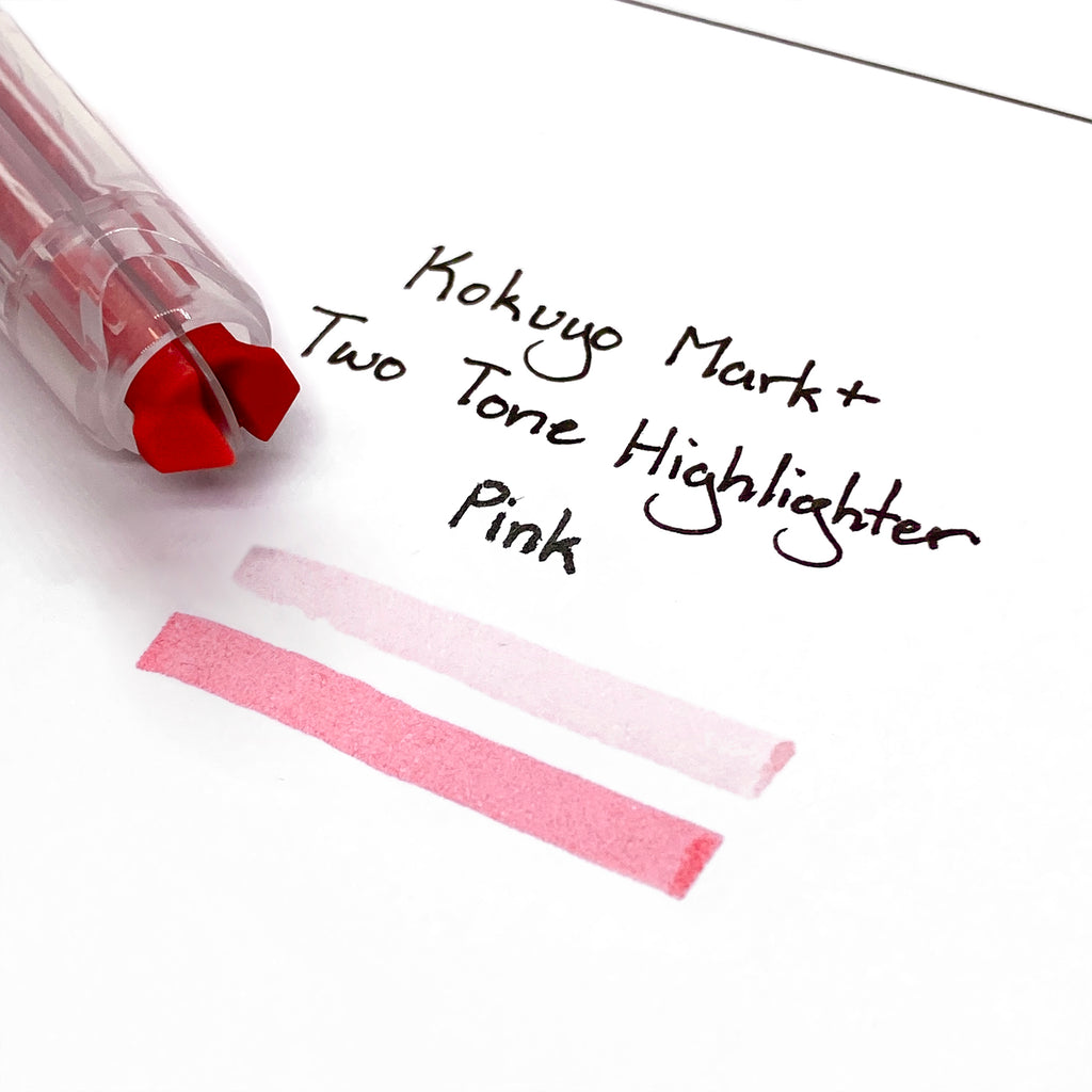 Close up on the dual tip nib of the highlighter. The highlighter is resting on a piece of paper displaying a writing sample.