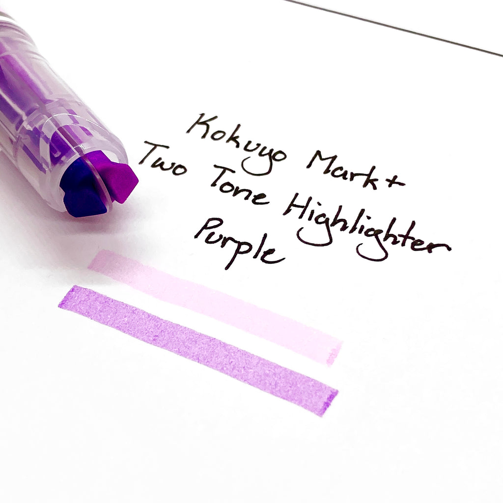 Close up on the dual tip nib of the highlighter. The highlighter is resting on a piece of paper displaying a writing sample.