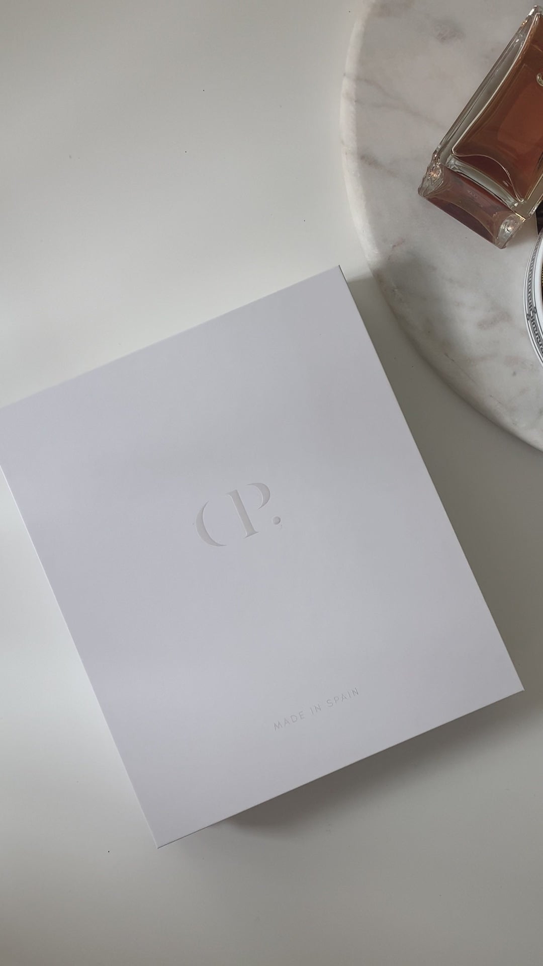 Video showing an Heirloom Folio being unboxed and displayed with various accessories