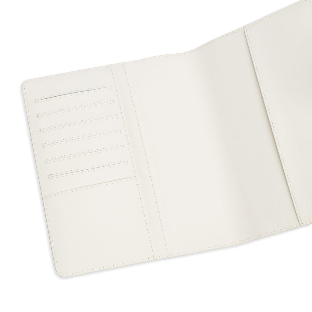 Close up on inside of front cover of white agenda cover. The document pockets, credit card slots, and passport pocket are shown.