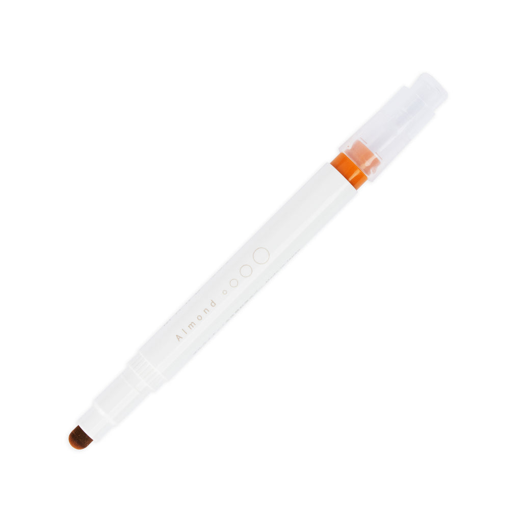 Kobaru Maru Liner, Almond, Cloth and Paper. Almond highlighter with tip exposed and cap posted to the end of its barrel on a white background.