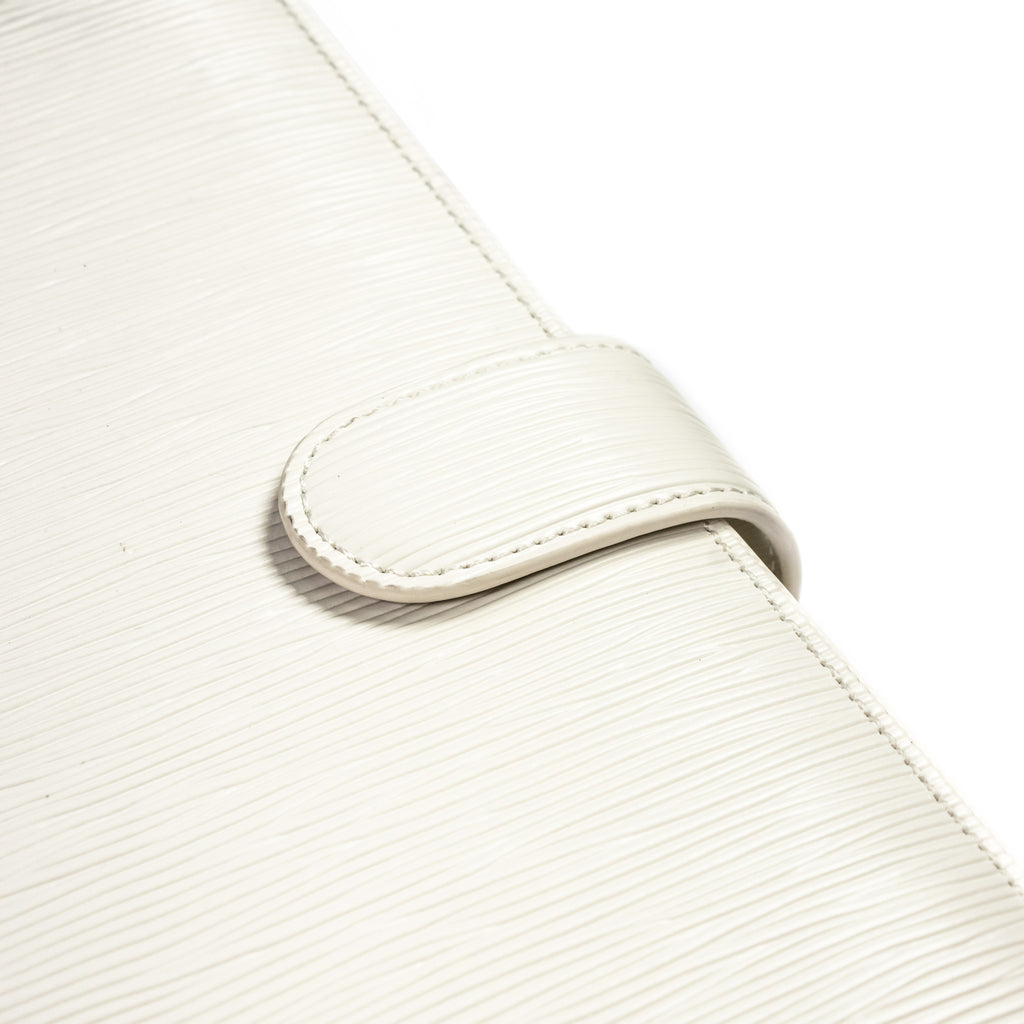 Close up on the detail of the grooved contoured leather on a white agenda cover.